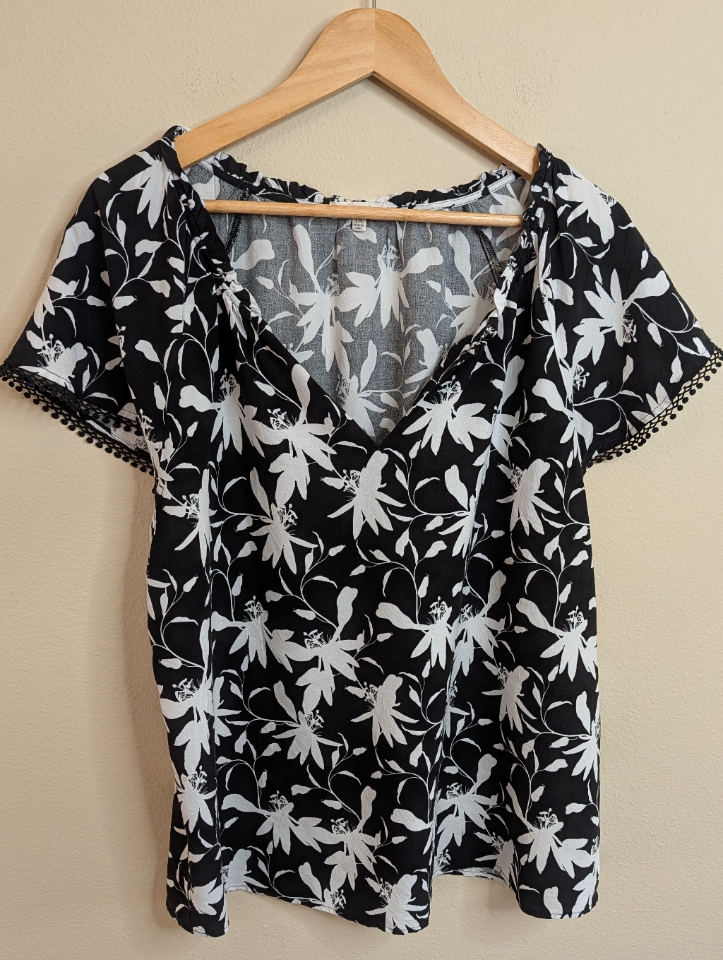 Angels Forever Young Floral Blouse 1x Black White Pom Pom Trim V-Neck Rayon